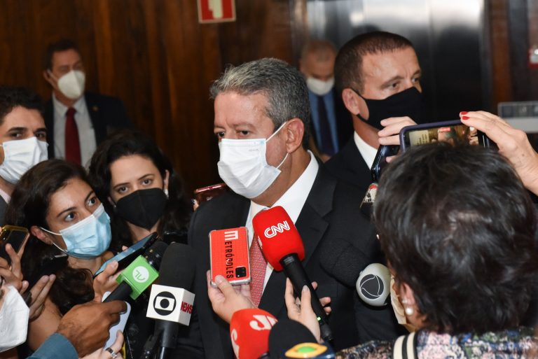 Lira afirma que vai discutir com líderes projeto que estabelece piso salarial da enfermagem  